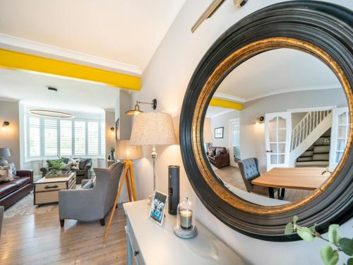 บริการและสิ่งอำนวยความสะดวก, Pass the Keys Exceptional Villa on Charming Tree-Lined Avenue in น็อค