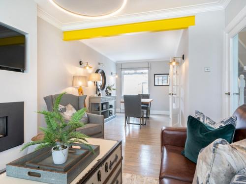 บริการและสิ่งอำนวยความสะดวก, Pass the Keys Exceptional Villa on Charming Tree-Lined Avenue in น็อค