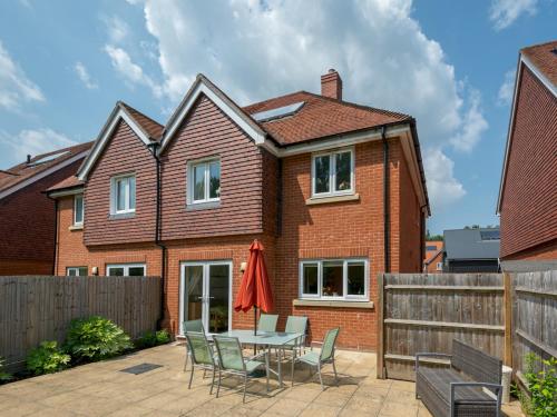 Cheerful 2-Bedroom house with Private parking - Pass the Keys gîte à louer Chilham
