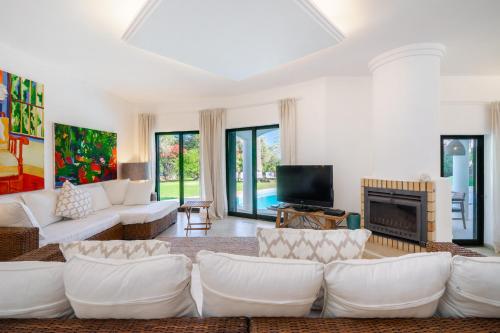 Luxury Private Family Villa with Pool AC & Parking in โบเยา