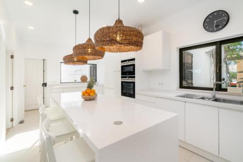 ห้องครัว, Luxury Private Family Villa with Pool AC & Parking in โบเยา
