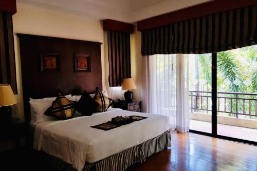 Bang Tao Luxurious Lake View Private Pool Villa
