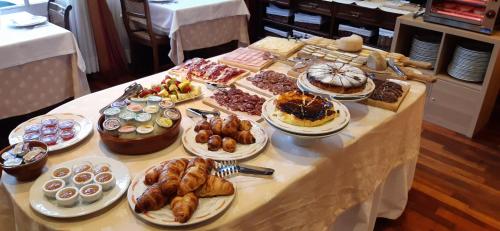 อาหารและเครื่องดื่ม, Hotel Edelweiss in คามโพนดอน