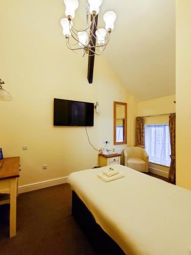 The Crown Hotel - image 10