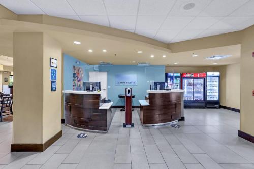 Near Disney - 1BR with King - Pool and Hot Tub - image 12