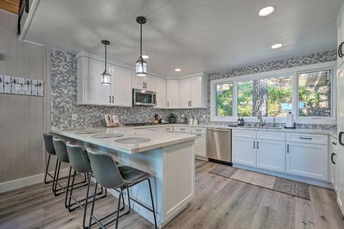 Airy Alpine Getaway with Lake Arrowhead Views! in Lake Arrowhead, USA