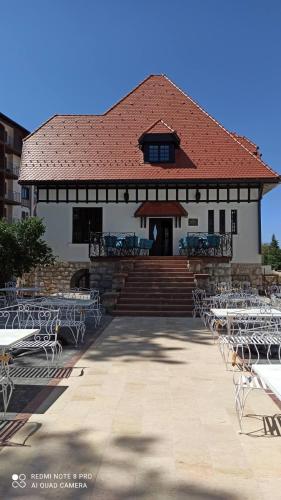 บริการและสิ่งอำนวยความสะดวก, Avala21 Titova vila Zlatibor in สโลโบดา