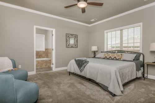 Cheerful 3-bedroom home w King bed, 10 min from Palo Duro Canyon, fireplace, W/D