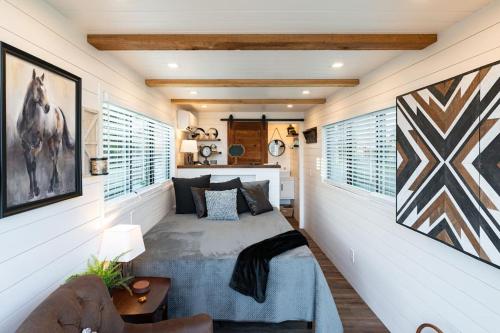 The Stable Tiny Container Home-12 min to Magnolia in 와코 시티 센터