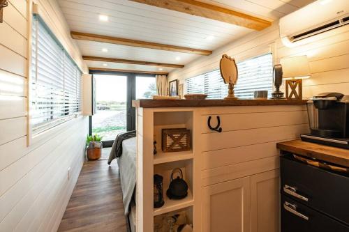 The Stable Tiny Container Home-12 min to Magnolia in 와코 시티 센터