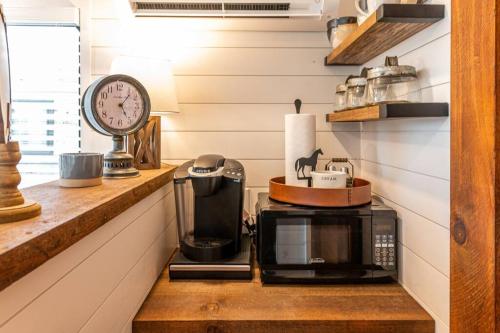 The Stable Tiny Container Home-12 min to Magnolia in 와코 시티 센터