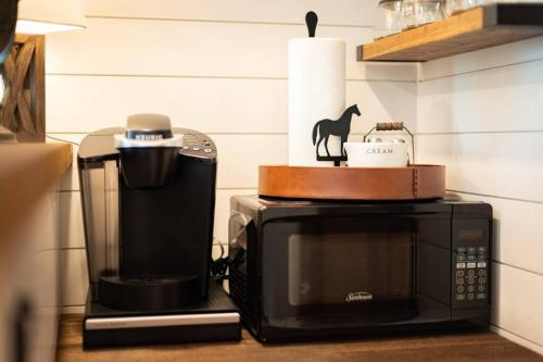 The Stable Tiny Container Home-12 min to Magnolia - image 11