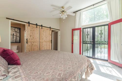 Secluded Oasis w Hot Tub, Screened-in Porch, WiFi! in Berkeley Springs, USA