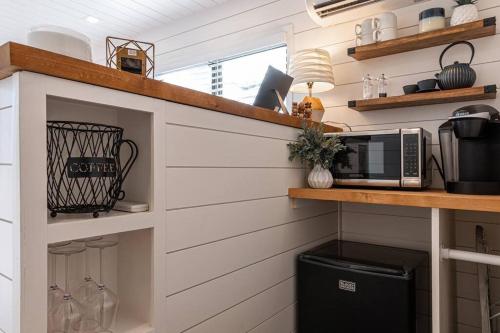 The Oak Harbor-Tiny Container Home near Magnolia - image 8