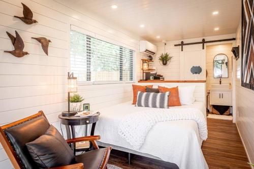 NEW The Moss Oak Tiny House 12 Min to Magnolia - image 4