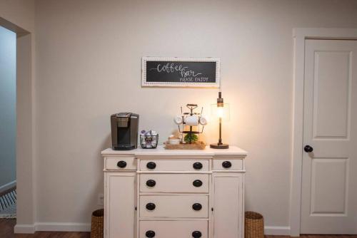 NEW-Ethel Rose Cottage-5 min to Magnolia Silos - image 7