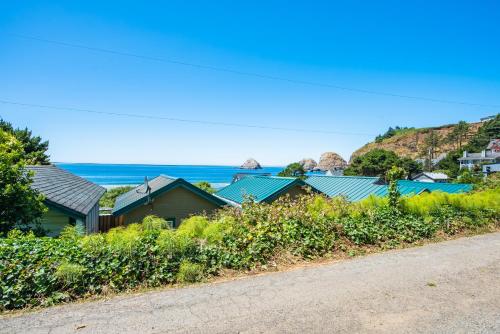 Skats, Oceanside Ocean Front Cabins in Oceanside (OR)