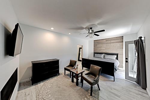 Hillside Hideaway - Wraparound Deck Walk to Eats home - image 7
