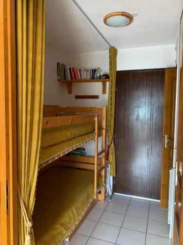 Studio Embrun plan d eau de 2 à 4 personnes situé 3 chemin de chadenas (Studio Embrun a 10 mn a pied plan d eau de 2 a 4 personnes sans linge de lit ni serviettes situe 3 c) in Puy-Sanieres