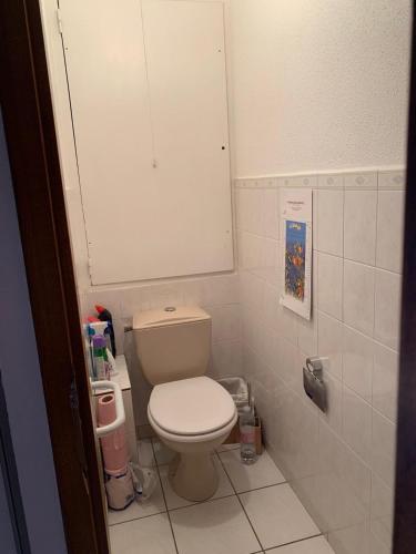 Studio Embrun plan d eau de 2 à 4 personnes situé 3 chemin de chadenas (Studio Embrun a 10 mn a pied plan d eau de 2 a 4 personnes sans linge de lit ni serviettes situe 3 c) in Puy-Sanieres
