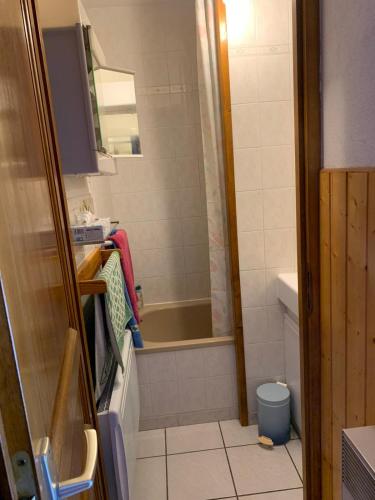 Studio Embrun plan d eau de 2 à 4 personnes situé 3 chemin de chadenas (Studio Embrun a 10 mn a pied plan d eau de 2 a 4 personnes sans linge de lit ni serviettes situe 3 c) in Puy-Sanieres