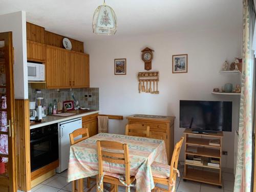 Studio Embrun plan d eau de 2 à 4 personnes situé 3 chemin de chadenas (Studio Embrun a 10 mn a pied plan d eau de 2 a 4 personnes sans linge de lit ni serviettes situe 3 c) in Puy-Sanieres