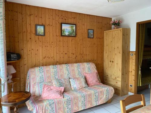 Studio Embrun plan d eau de 2 à 4 personnes situé 3 chemin de chadenas (Studio Embrun a 10 mn a pied plan d eau de 2 a 4 personnes sans linge de lit ni serviettes situe 3 c) in Puy-Sanieres