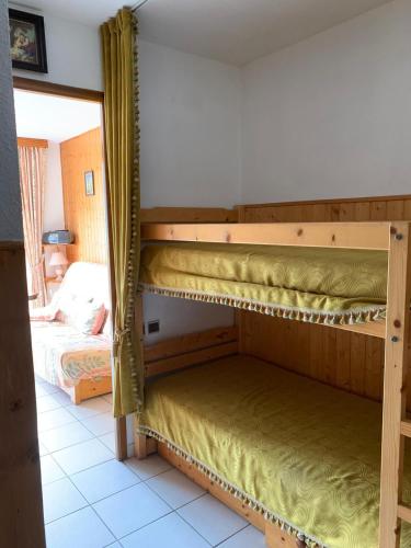 Studio Embrun plan d eau de 2 à 4 personnes situé 3 chemin de chadenas (Studio Embrun a 10 mn a pied plan d eau de 2 a 4 personnes sans linge de lit ni serviettes situe 3 c) in Puy-Sanieres