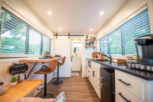NEW The Brazos-Tiny Home 12 Min to downtown thumb 2