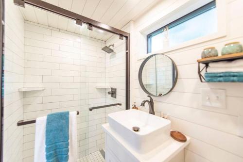 NEW The Brazos-Tiny Home 12 Min to downtown detail