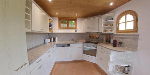 virtuve, Ferienhaus Maliet - Spacious Holiday Home with Mountain view in Luzein