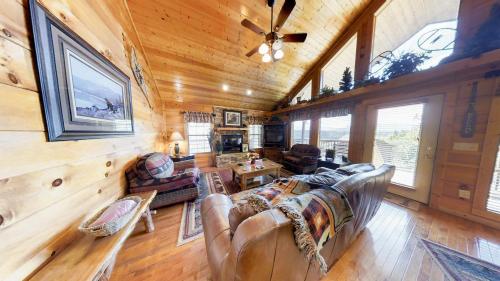 Rocky Top Rendez Cabin - image 7