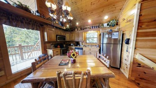 Rocky Top Rendez Cabin - image 13