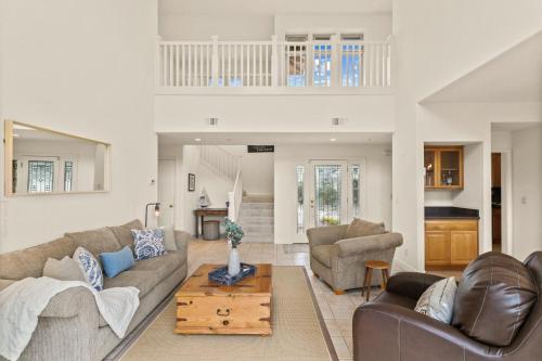 Large 3 bedroom 2 bath in Marina - main image