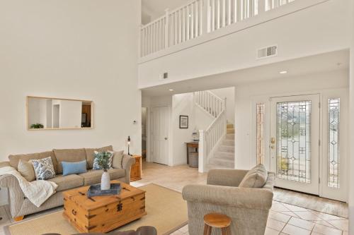 Large 3 bedroom 2 bath in Marina - image 3