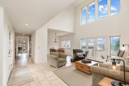 Large 3 bedroom 2 bath in Marina - image 11