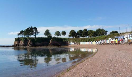 A 3-minute Drive from the Beach, Sunny, Quiet gîte à louer Torre Railway Station