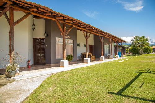 Entrance, Hotel El Rancho in Damas