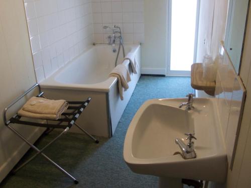 Banyo, Calverts Hotel - Newport, Isle of Wight --- Return Car Ferry 89 pounds from Southampton in Isle of Wight