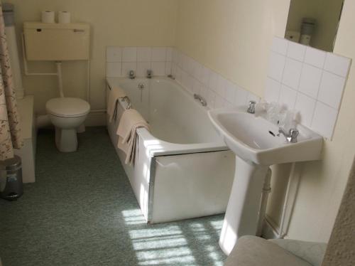 Banyo, Calverts Hotel - Newport, Isle of Wight --- Return Car Ferry 89 pounds from Southampton in Isle of Wight
