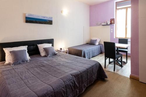 4 twin beds