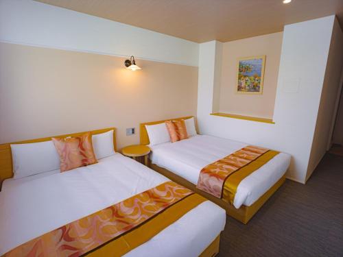 Deluxe Twin Room image 10