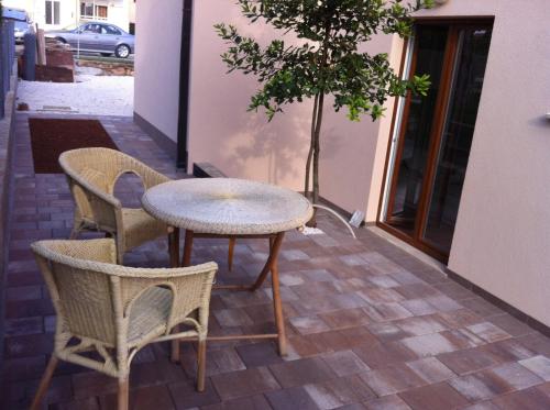 One-Bedroom Apartment with Patio image 4