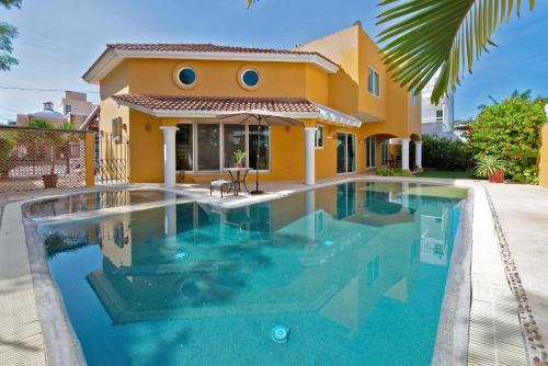 MEXICAN CASITA WITH BIG POOL AT BEST DOWNTOWN SPOT