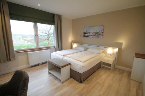 1 queen bed, 1 sofa bed