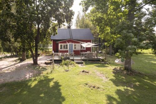 Beautifully renovated lakeside red cottage