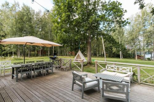 Beautifully renovated lakeside red cottage in Salo