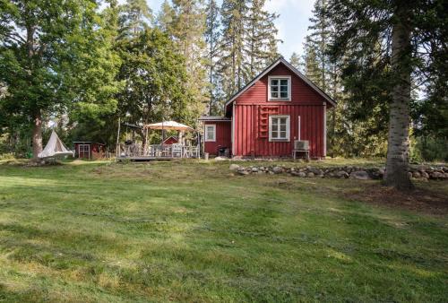 Beautifully renovated lakeside red cottage