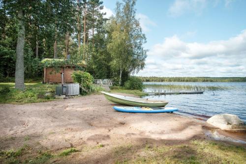 Beautifully renovated lakeside red cottage