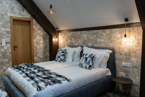 103 Alpine Hotel 5